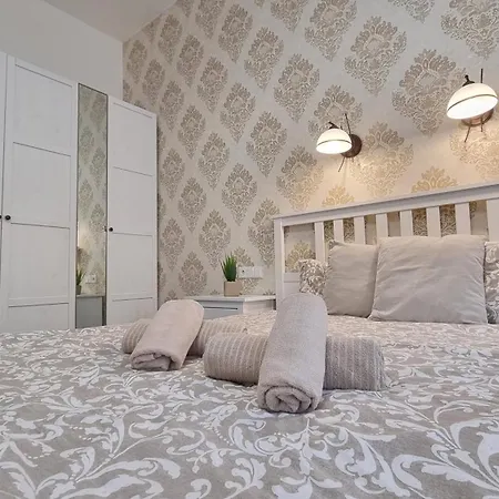 Finnem Tyrsova Apartamento *